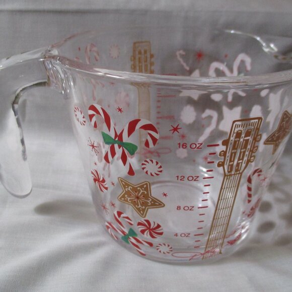DG Dolly Parton 2 Cup Glass Christmas Measuring Cup NEW - Picture 2 of 2